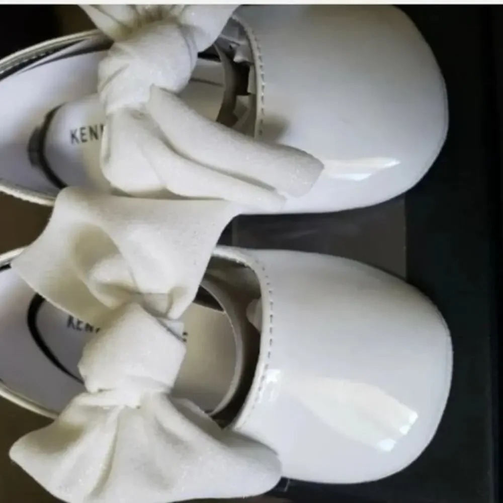 Kenneth Cole Baby Rose Tie Baby crib Shoe sz 4